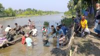 বাগেরহাটে জামায়াতের উদ্যোগে স্বেচ্ছাশ্রমে বাঁধ নির্মাণ