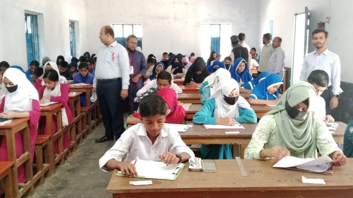 ফেনীতে আলোকিত পরশুরাম বৃত্তি পরীক্ষায় অংশ নিল ২১০০ শিক্ষার্থী