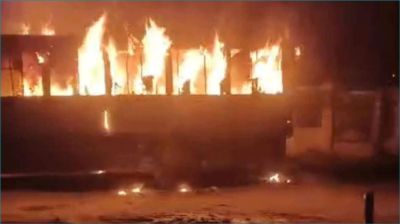 হাজারীবাগে দাঁড়িয়ে থাকা বাসে আগুন