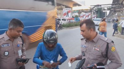 নতুন পোশাকে মাঠে দায়িত্ব পালন করছেন পুলিশ সদস্যরা