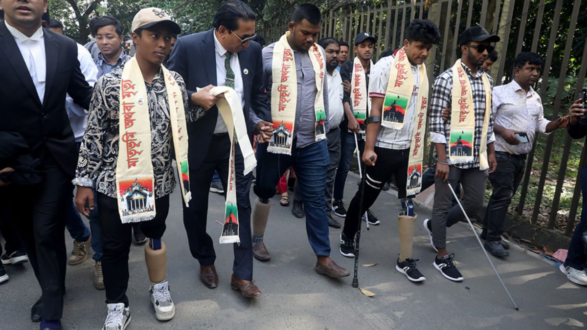 শেখ হাসিনার মামলার রায় শুনতে ট্রাইব্যুনালে আহত জুলাইযোদ্ধারা