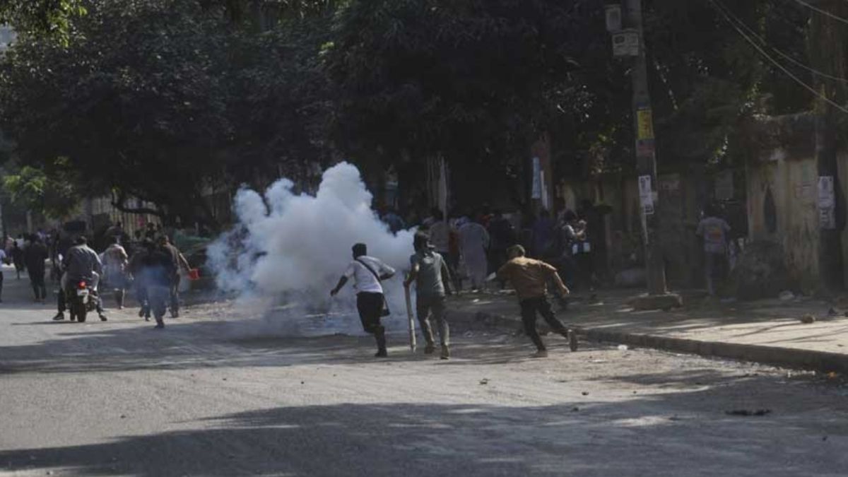 ৩২ নম্বরে পুলিশ-সেনার লাঠিচার্জ ও সাউন্ড গ্রেনেড, বুলডোজার ফেলে পালাল চালক