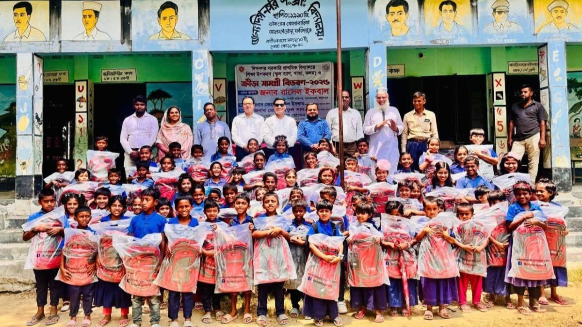 উপকরণ বিতরণের মাধ্যমে ঝরে পড়া শিক্ষার্থীদের স্কুলে ফেরালেন ইউএনও