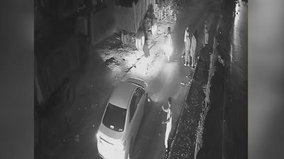 যেভাবে চলন্ত মোটরসাইকেল থেকে ছিটকে গেলেন চালক