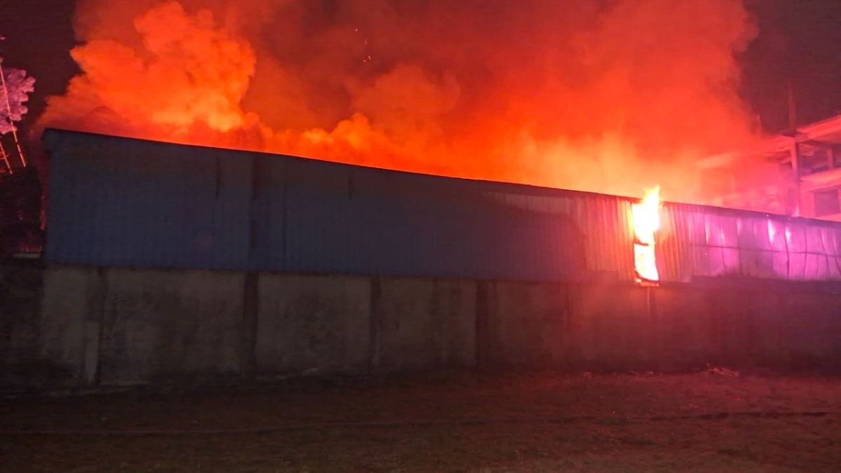 শ্রীপুরে ঝুট গুদামে ভয়াবহ অগ্নিকাণ্ড