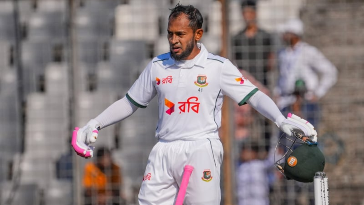 শততম টেস্টে ৯৯ রানে অপরাজিত মুশফিক