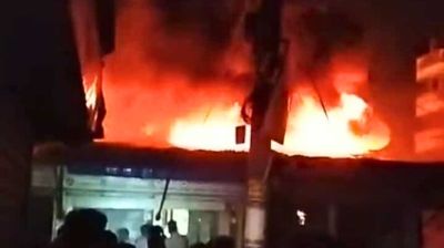 নারায়ণগঞ্জে প্লাস্টিক কারখানায় ভয়াবহ অগ্নিকাণ্ড