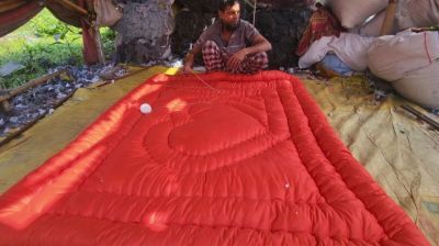 শীতের আগমনে নড়াইলে লেপ–তোশকের চাহিদা বেড়েছে
