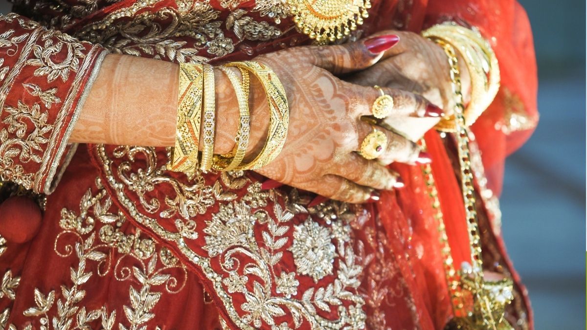 সোনার দাম কমল, ভরিতে কত?