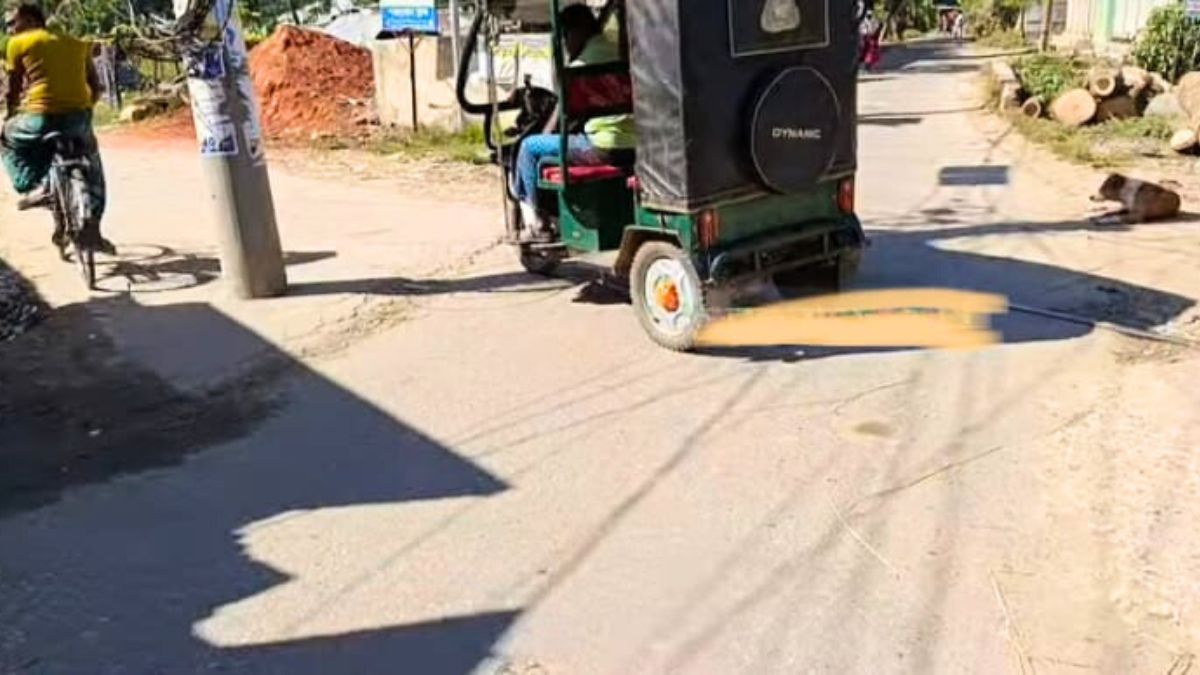 পরশুরামে সড়কের মাঝখানে বৈদ্যুতিক খুঁটি, দুর্ঘটনার শঙ্কা