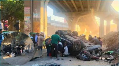 চট্টগ্রামে এক্সপ্রেসওয়ে থেকে গাড়ি ছিটকে সড়কে, পথচারী নিহত