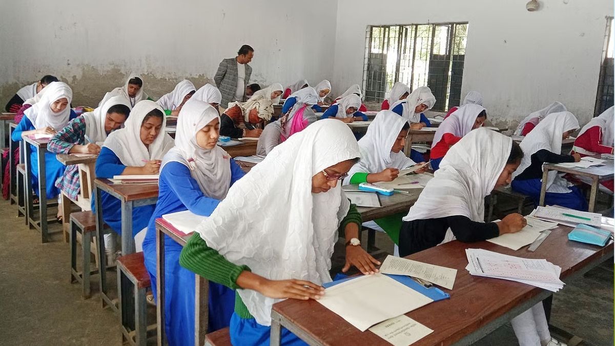 সরকারি নির্দেশনা মানছে না মাদ্রাসা, ডোনেশনের প্রশ্নে শুরু বার্ষিক পরীক্ষা