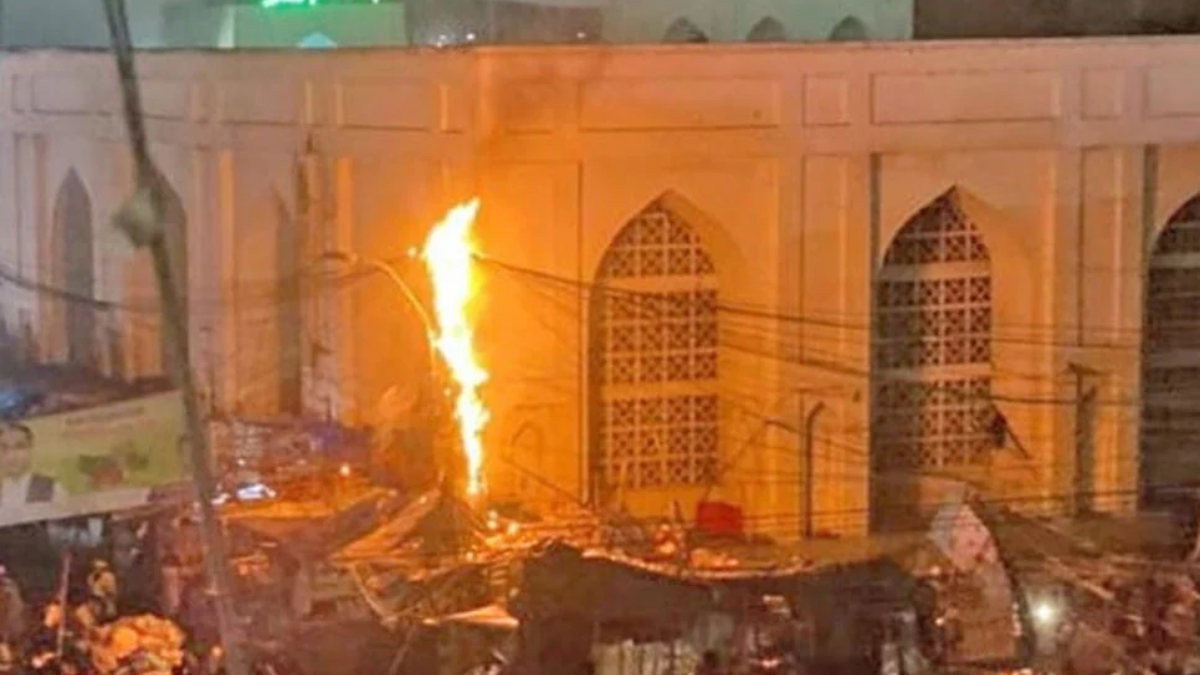 বায়তুল মোকাররমের সামনে বৈদ্যুতিক খুঁটিতে অগ্নিকাণ্ড