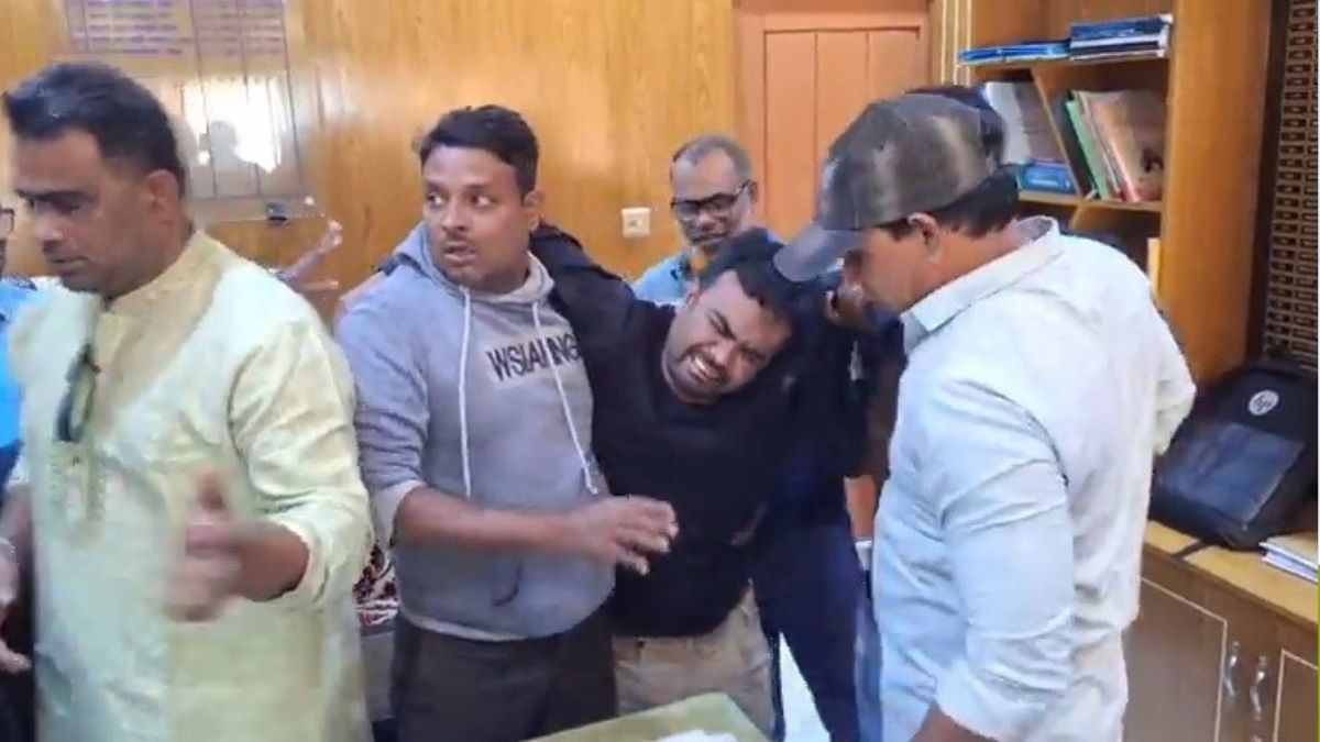 মুন্সীগঞ্জে ৩য় শ্রেণির ছাত্রীকে ধর্ষণচেষ্টা, অভিযুক্ত শিক্ষককে গণপিটুনি