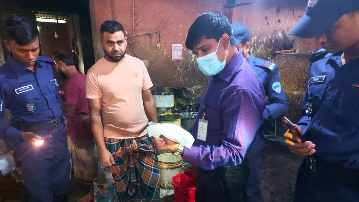 ফেনীতে মায়ের দোয়া ফুড প্রোডাক্টসকে জরিমানা