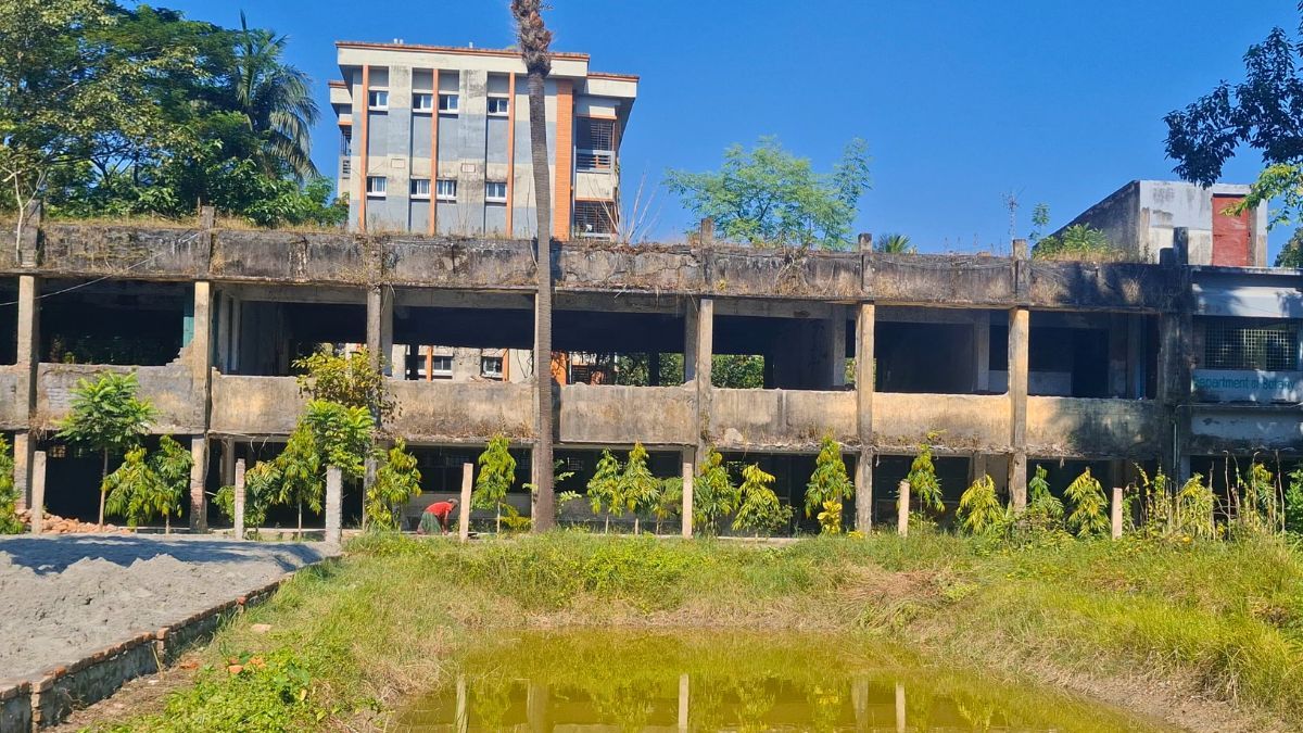 শতবর্ষ পেরিয়ে জীর্ণতায় ডুবছে বাগেরহাট সরকারি পিসি কলেজ