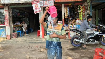 রাজনীতি ছেড়ে পাপমুক্ত হতে দুধ দিয়ে গোসল