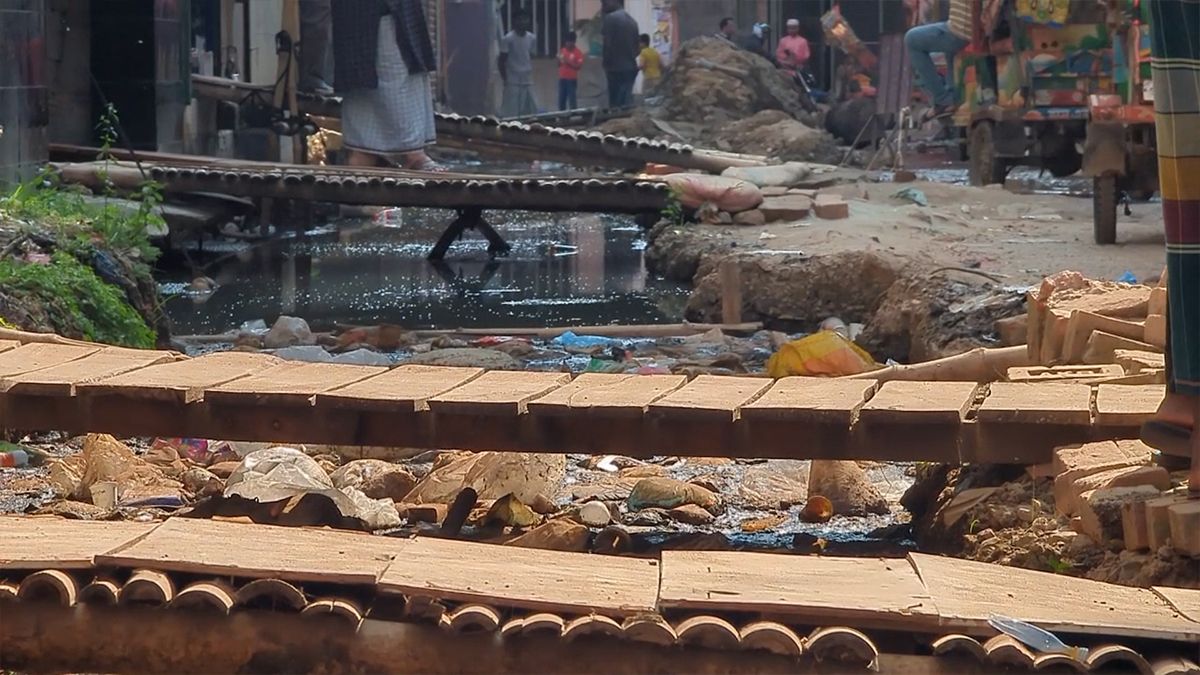 প্রেমবাগানের ড্রেন বড় করার দাবিতে এলাকাবাসীর মানববন্ধন