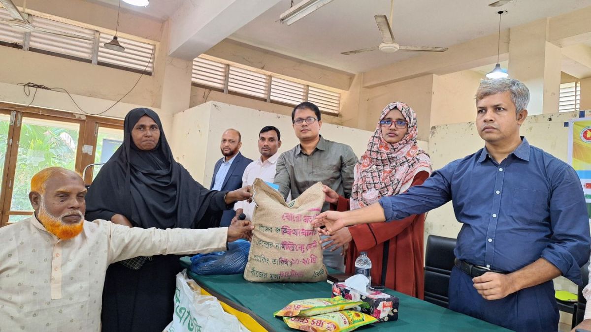 ফেনীতে ৯০০ কৃষকের মাঝে বিনামূল্যে বীজ-সার বিতরণ