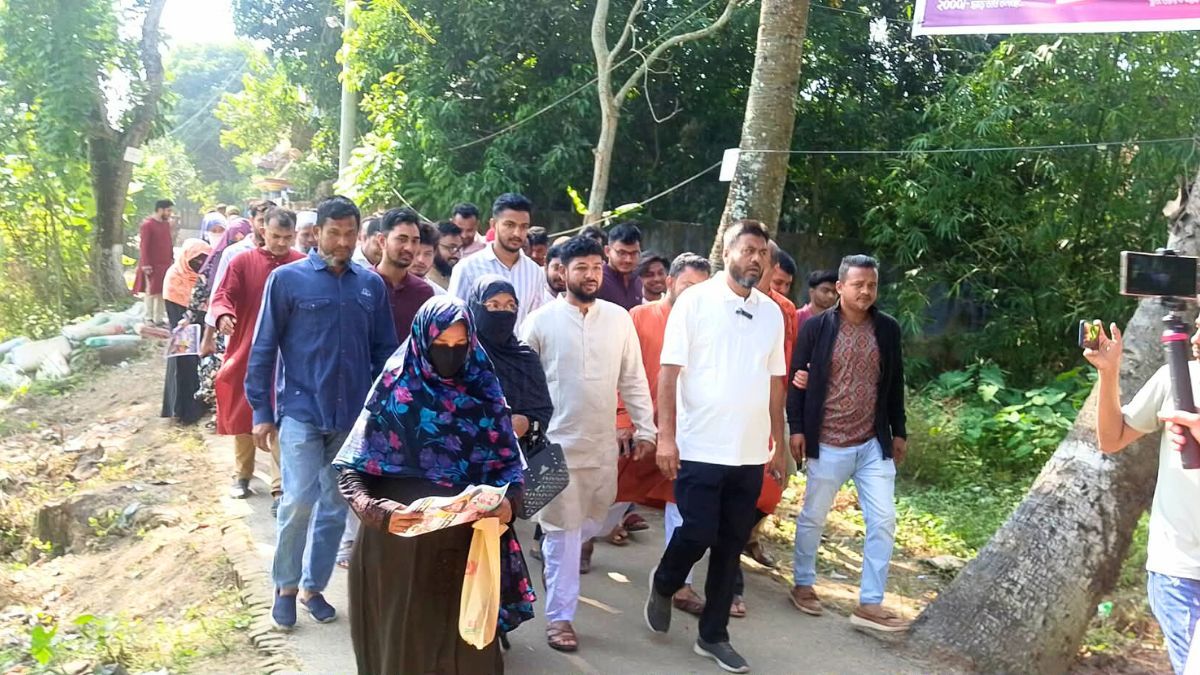 খালেদা জিয়ার আসনে নির্বাচনী গণসংযোগে মজনু