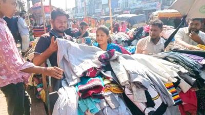 চরফ্যাসনে ফুটপাতে জমে উঠেছে শীতবস্ত্রের বাজার