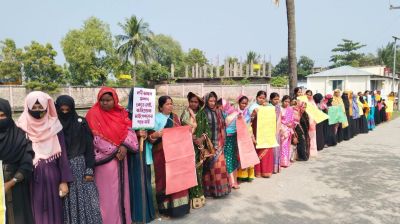 সাতক্ষীরায় টেকসই বেড়িবাঁধ নির্মাণসহ ৭ দফা দাবিতে নারীদের মানববন্ধন