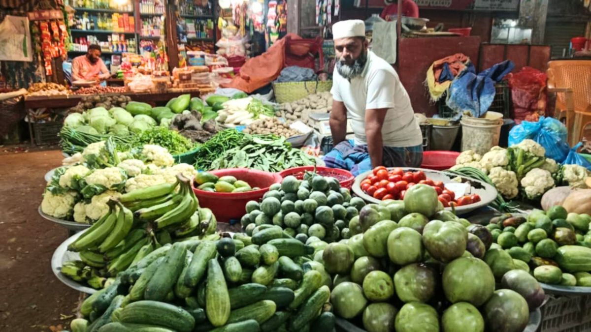 শীতের সবজিতে ভরপুর বাজার, তবুও দামে স্বস্তি নেই