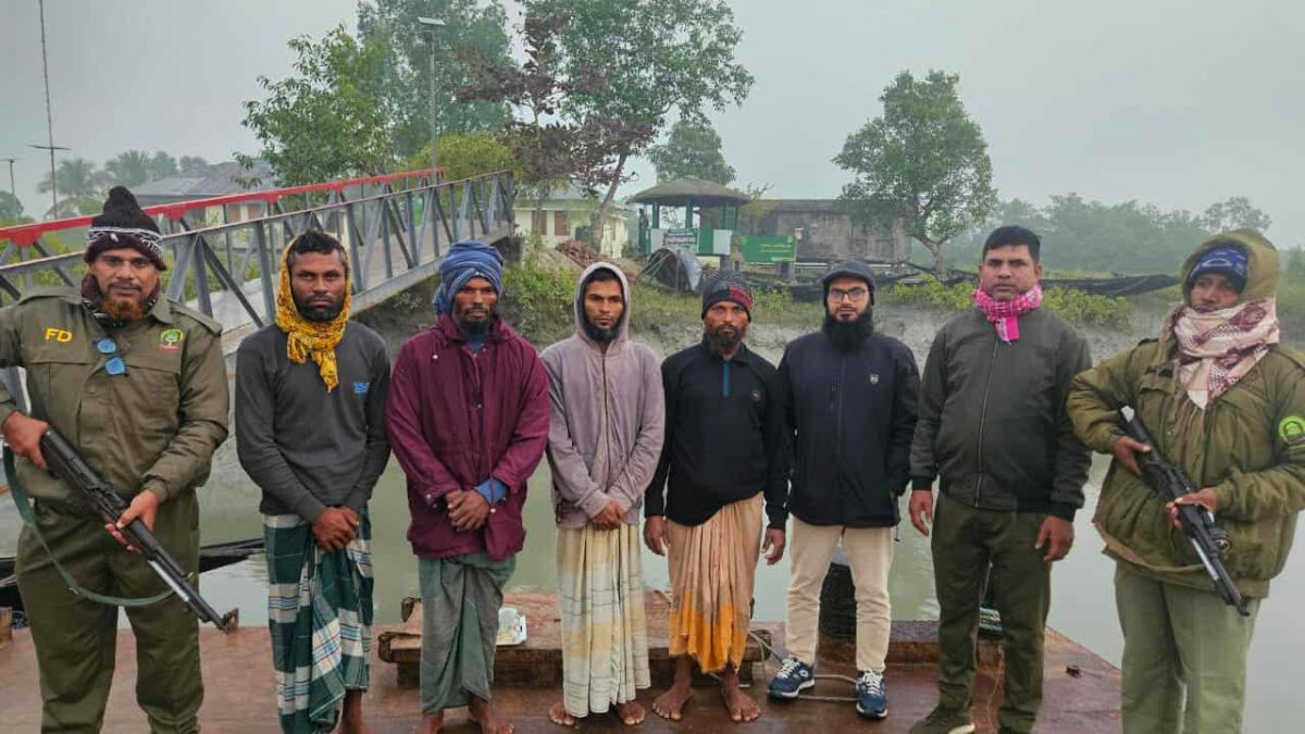 সুন্দরবনের অভয়ারণ্যে মৎস্য শিকারের অভিযোগে ৪ জেলে আটক