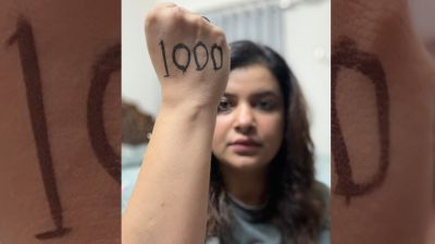 হাতে ‘১০০০’ সংখ্যা লিখে যে বার্তা দিলেন শবনম ফারিয়া