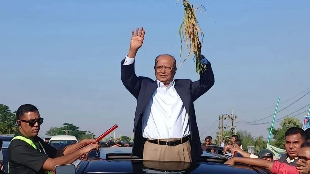 ফেনী-৩ আসনে ভোট চাইতে পথসভায় আব্দুল আউয়াল মিন্টু