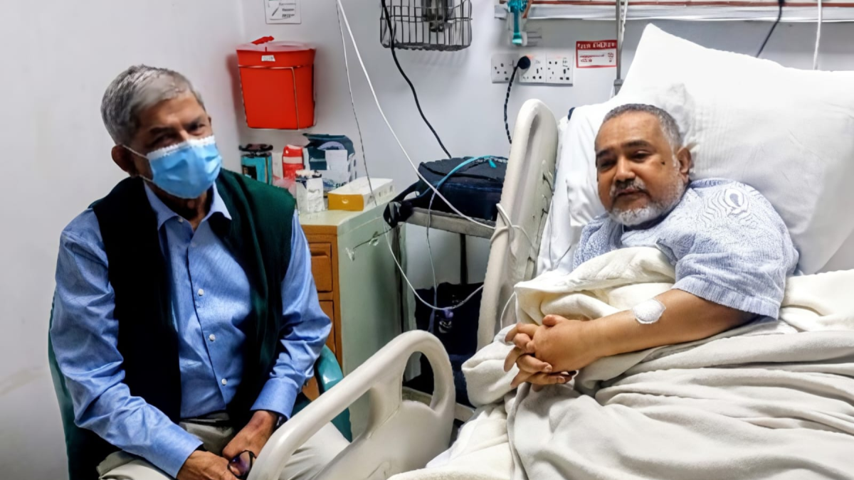 অসুস্থ জামায়াত নেতা ডা. তাহেরকে দেখতে হাসপাতালে মির্জা ফখরুল