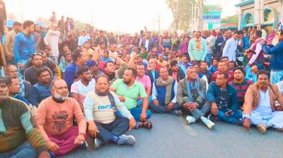 কুষ্টিয়া-২ আসনে বিএনপির প্রার্থী পরিবর্তনের দাবিতে মহাসড়ক অবরোধ