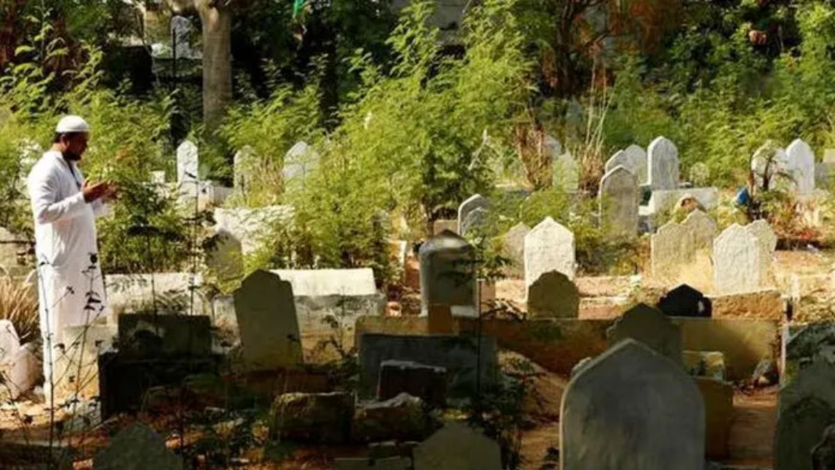 কবরস্থানে প্রবেশ এবং কবরবাসীর জন্য দোয়া