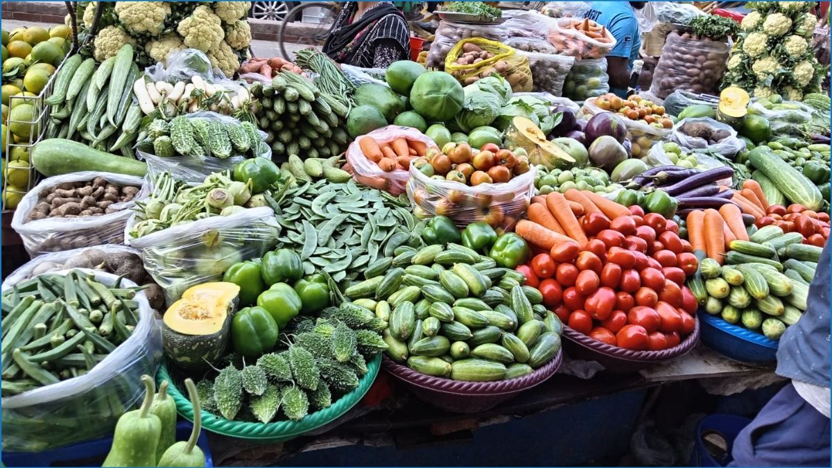বাজারে শীতের সবজি ভরপুর, তবু কমছে না দাম