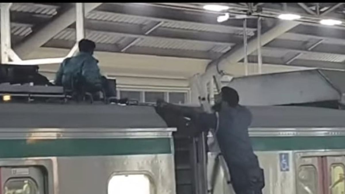 মেট্রোরেলের ছাদে দুই ব্যক্তি, ট্রেন চলাচল বন্ধ