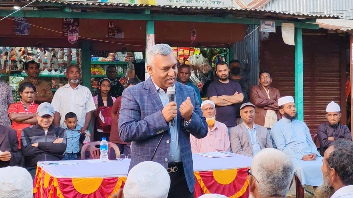 টাঙ্গাইল-৮ আসনে শীতবস্ত্র বিতরণ করছেন সালাহউদ্দিন