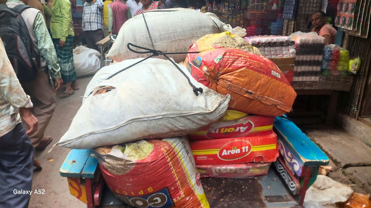 বগুড়ায় খাবারের অনুপযোগী মসলা রাখায় রিনি স্টোরকে ২ লাখ টাকা জরিমানা
