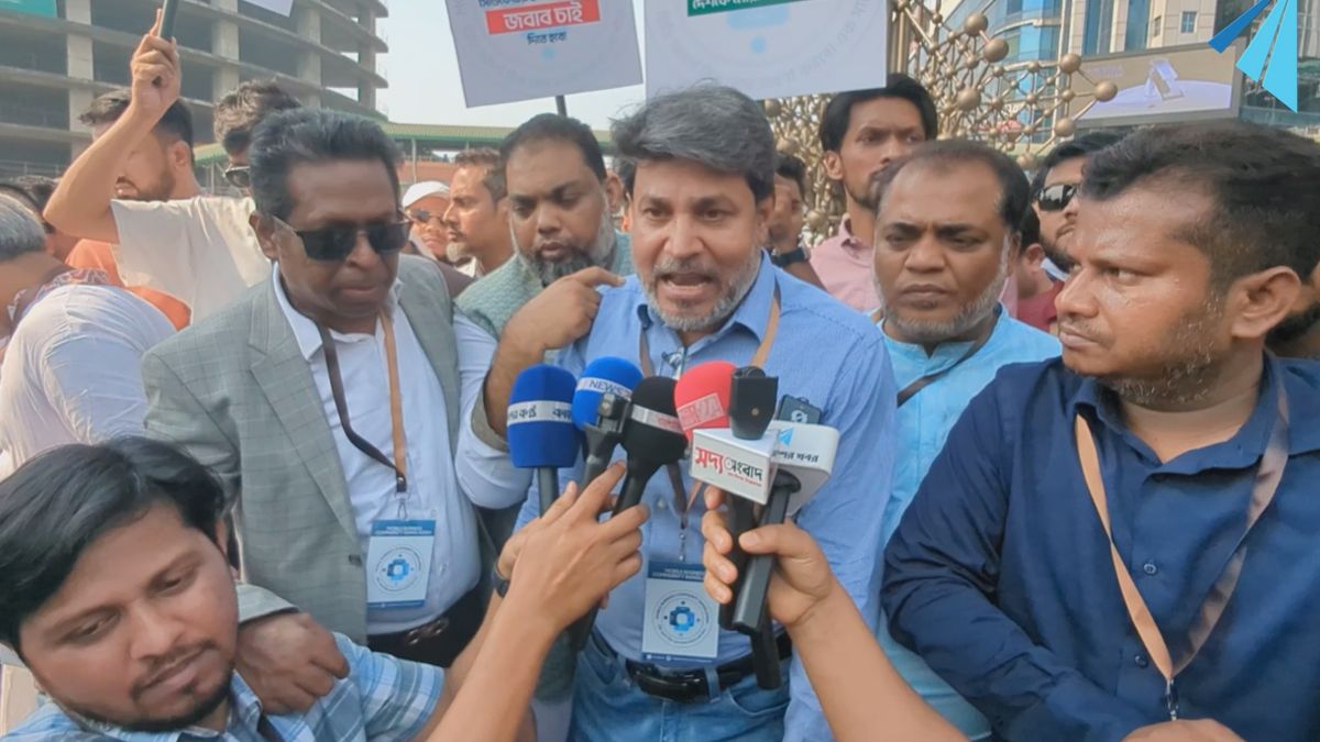 কারওয়ান বাজার মোবাইল ব্যবসায়ীদের মানববন্ধন