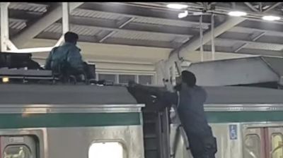 মেট্রোরেলের ছাদে দুই ব্যক্তি, ট্রেন চলাচল বন্ধ