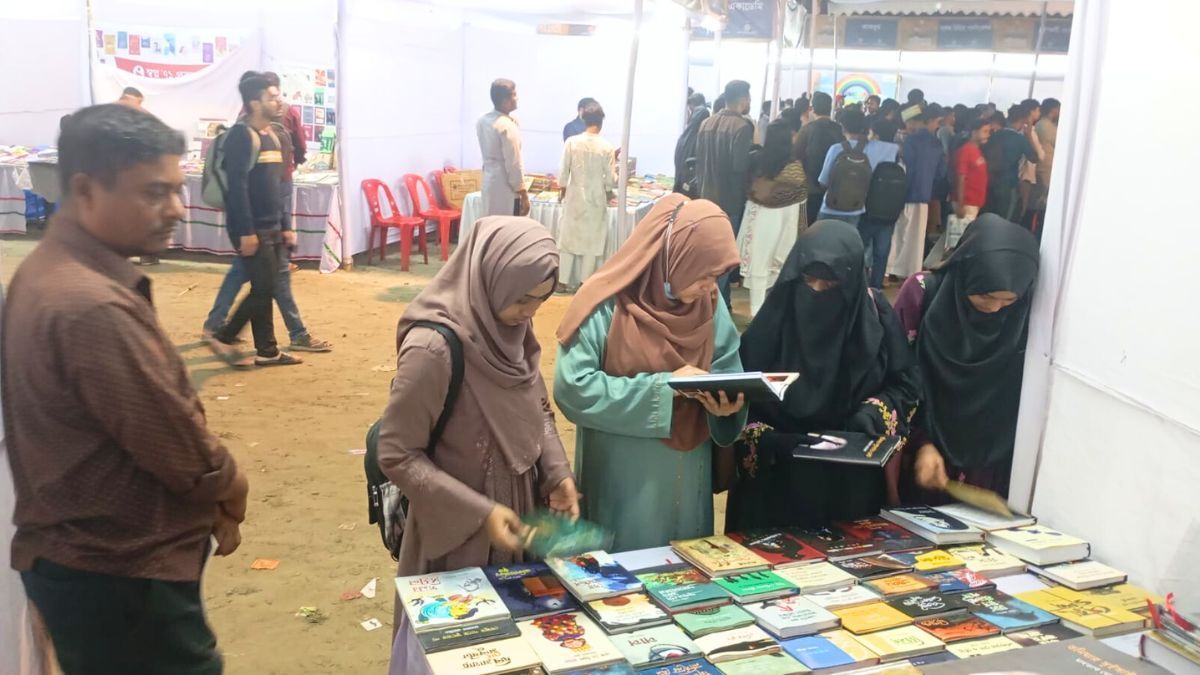 কুমিল্লায় বইমেলা : উপস্থিতির তুলনায় বিক্রি কম