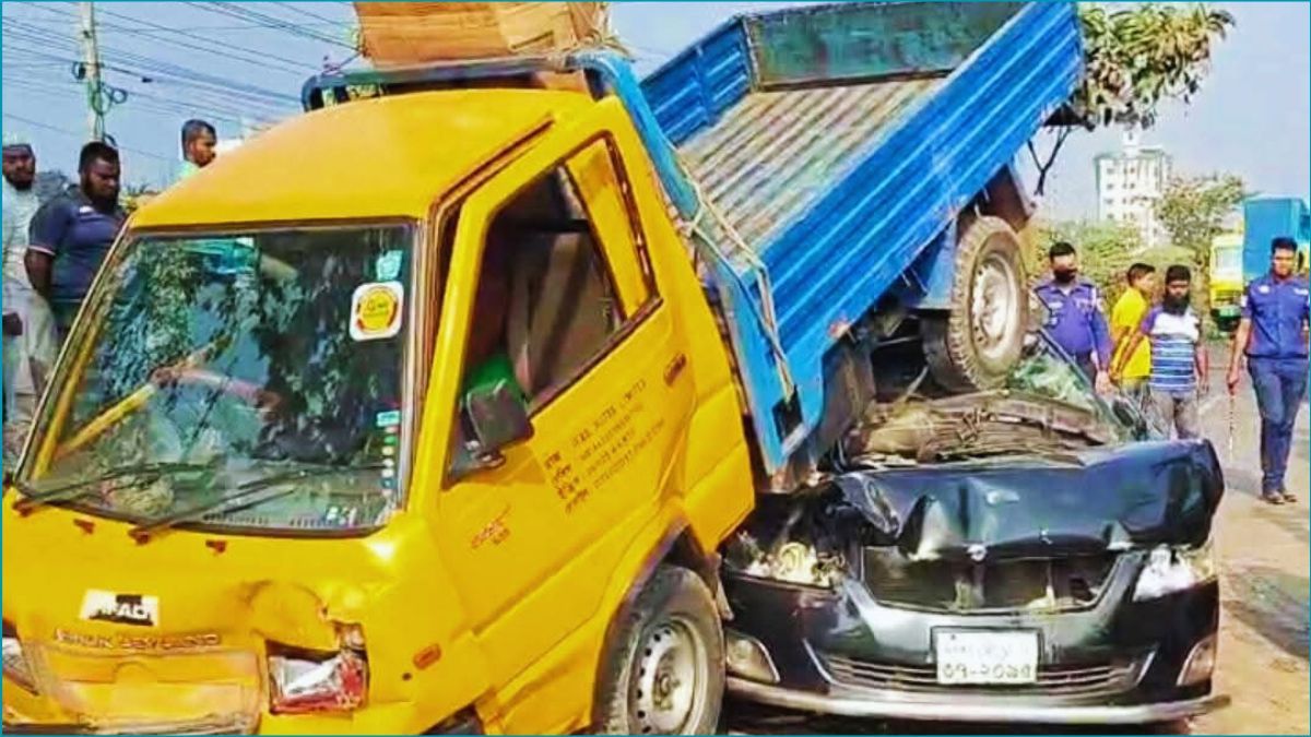 মহাসড়কে চলন্ত প্রাইভেটকারের ওপর উঠে গেল পিকআপ