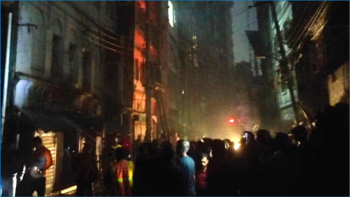 চকবাজারে আবাসিক ভবনের আগুন নিয়ন্ত্রণে