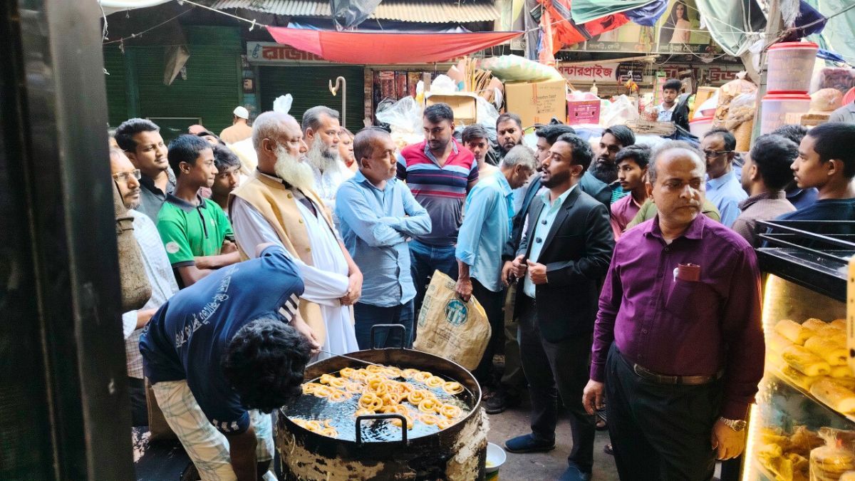 ফেনীতে ভ্রাম্যমাণ ল্যাবের তদারকি : হোটেল–রেস্তোরায় খাদ্যের গুণগত মান যাচাই