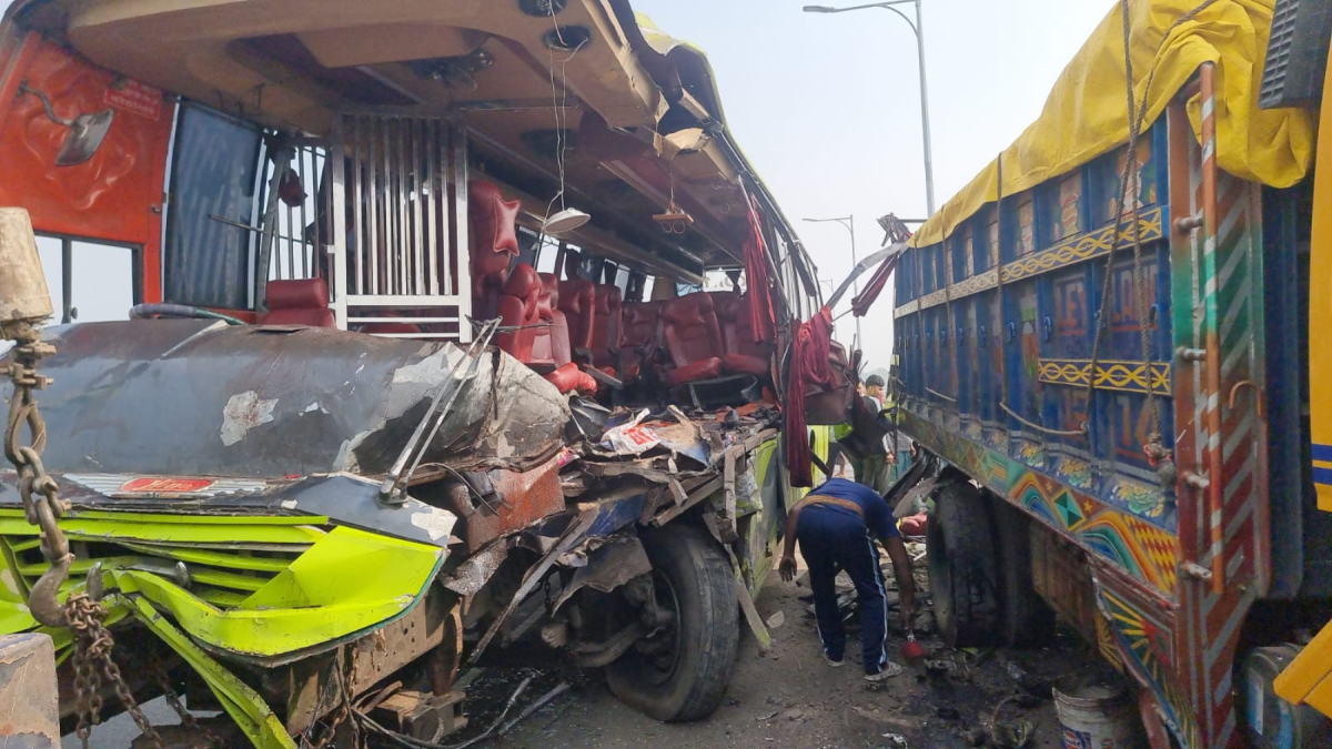 ঢাকা-ভাঙ্গা এক্সপ্রেসওয়েতে বাস-ট্রাক সংঘর্ষে নিহত ৩, আহত ১৫