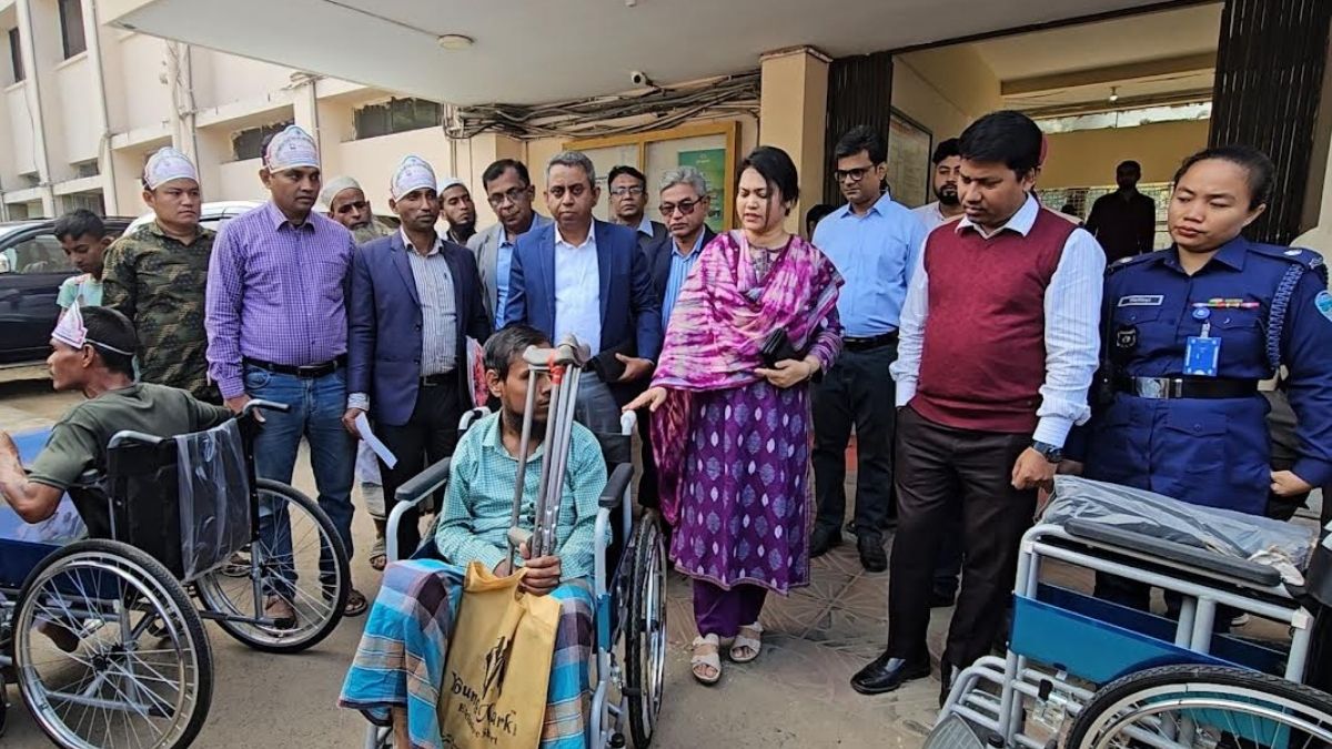 বান্দরবানে প্রতিবন্ধীদের হুইল চেয়ার ও কম্বল বিতরণ