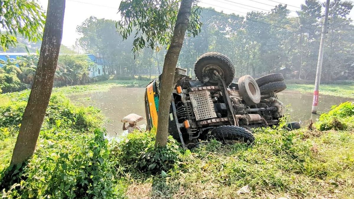 পটিয়ায় নিয়ন্ত্রণ হারিয়ে ট্রাক খাদে, অল্পের জন্য বেঁচে গেল প্রাণ