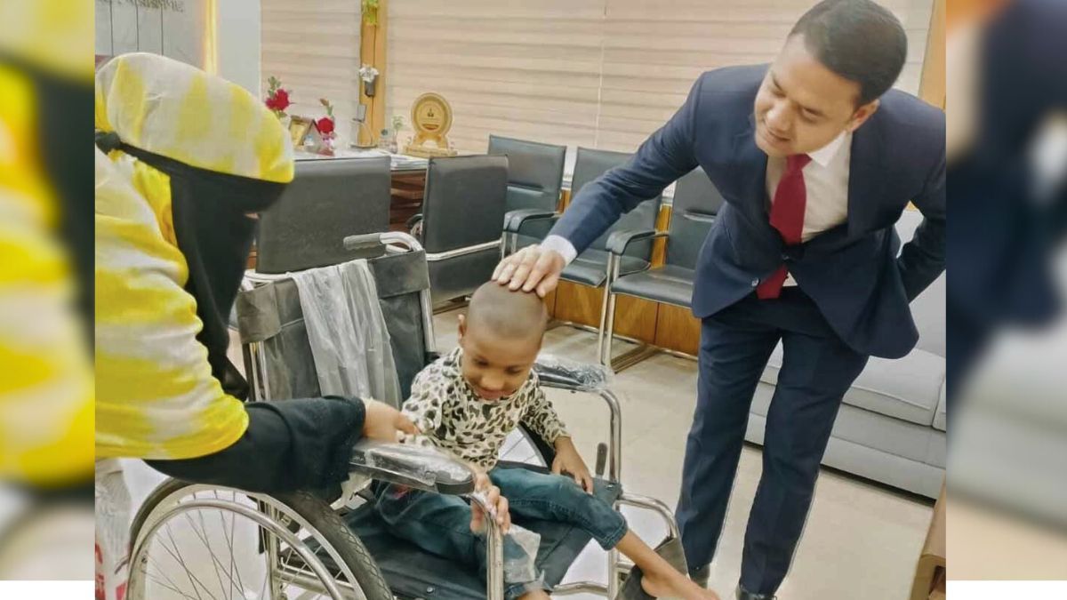 রূপগঞ্জে জন্মগত প্রতিবন্ধী শিশুকে হুইলচেয়ার উপহার