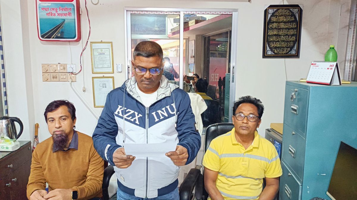 আলফাডাঙ্গায় কার্যক্রম নিষিদ্ধ আ.লীগের কমিটিতে নাম দেখে বিস্মিত ব্যবসায়ী