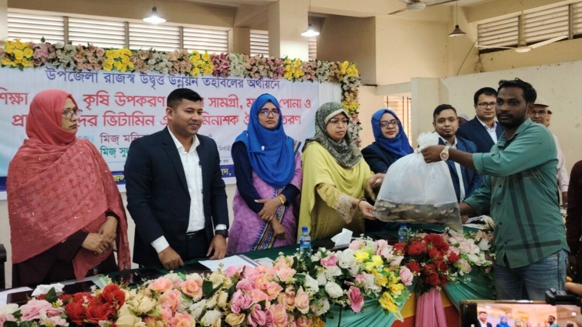 ফেনীতে শিক্ষা, স্বাস্থ্য, কৃষি ও ক্রীড়া সামগ্রী বিতরণ