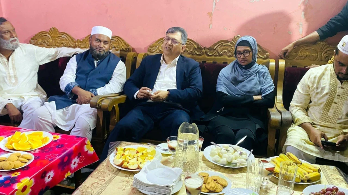 প্রতিদ্বন্দ্বী জামায়াত প্রার্থীর বাড়িতে বিএনপি নেতা সালাহউদ্দিন